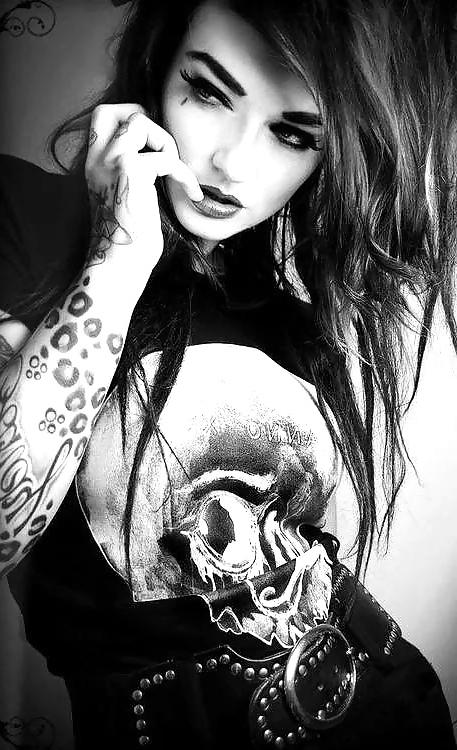 25P Tattoed girls art pics VI