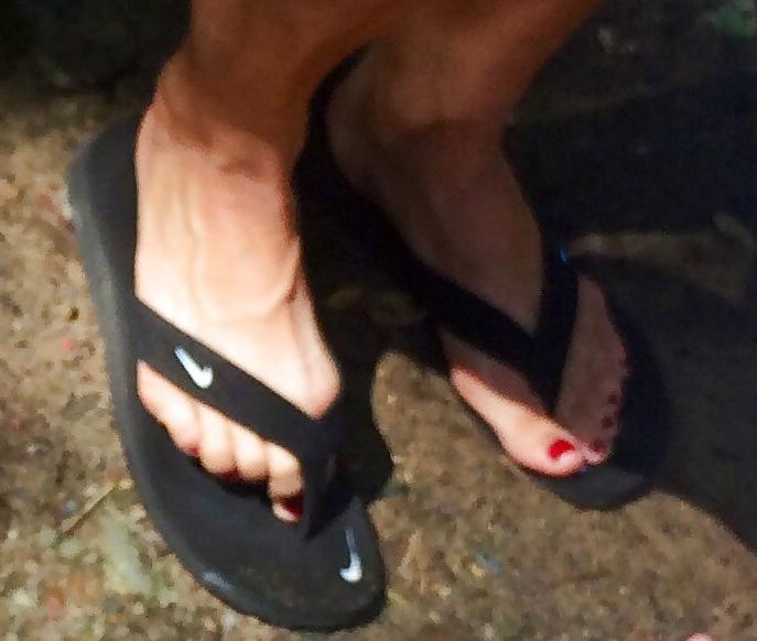 25P Candid feet and toes