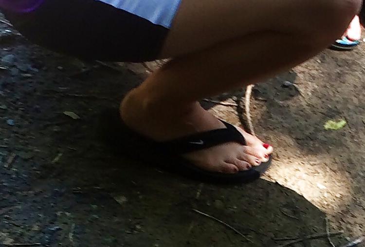 25P Candid feet and toes