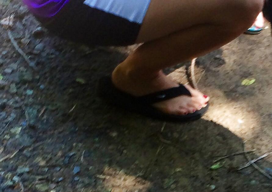 25P Candid feet and toes