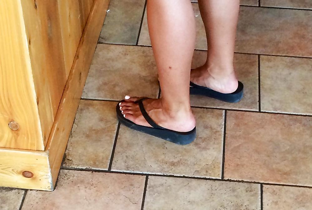 25P Candid feet and toes