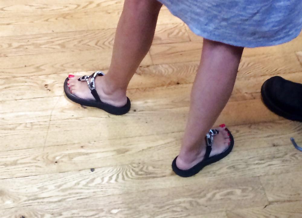 25P Candid feet and toes