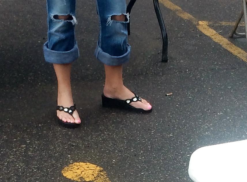 25P Candid feet and toes