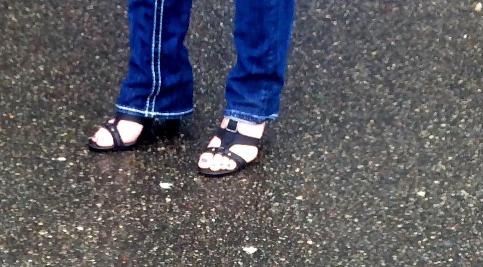 25P Candid feet and toes