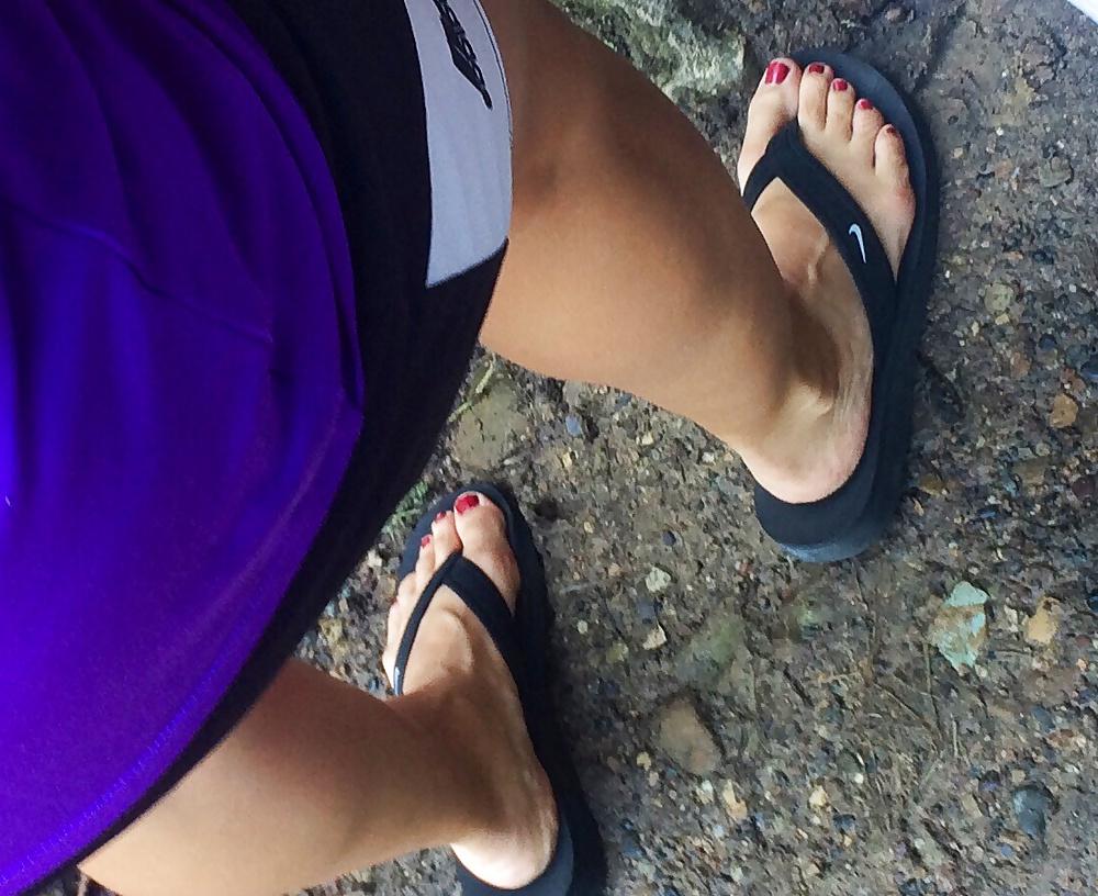 25P Candid feet and toes