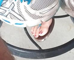 25P Candid feet and toes