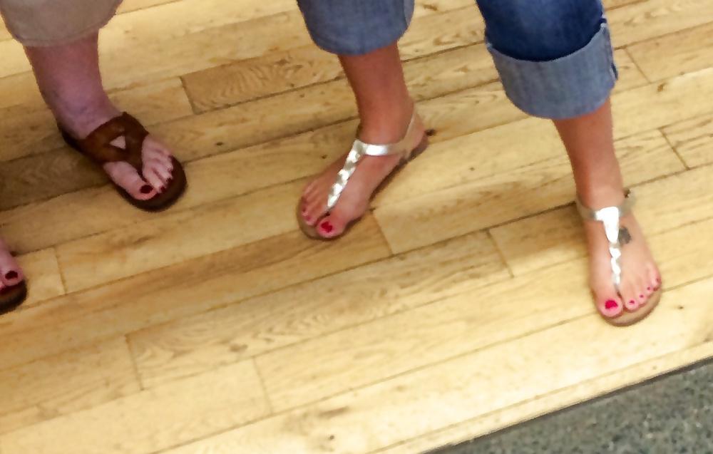 25P Candid feet and toes