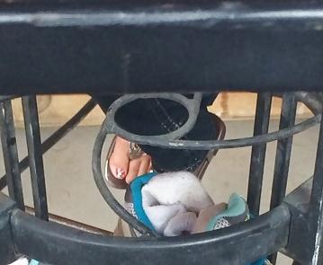 25P Candid feet and toes
