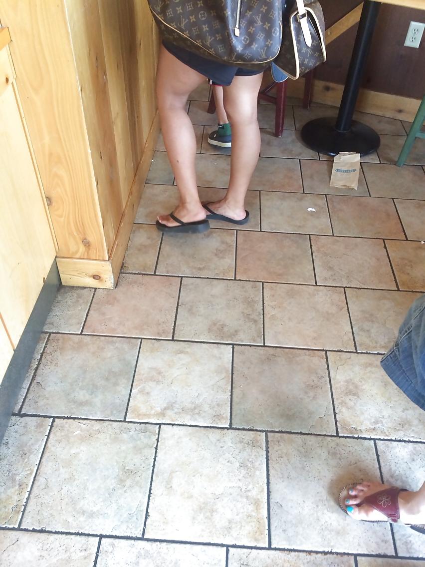 25P Candid feet and toes