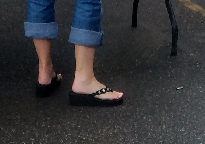 25P Candid feet and toes