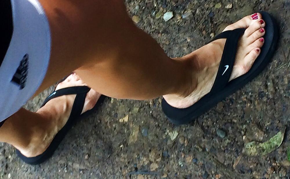 25P Candid feet and toes