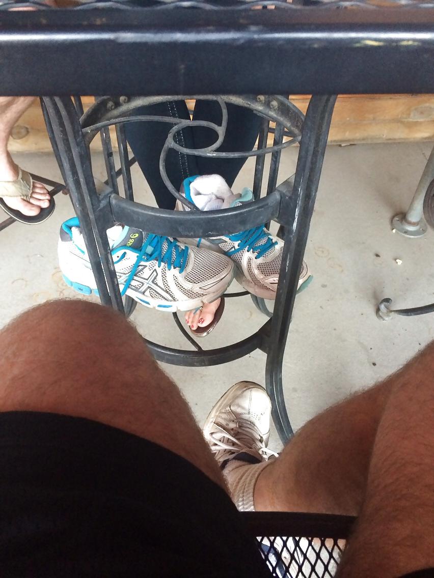 25P Candid feet and toes