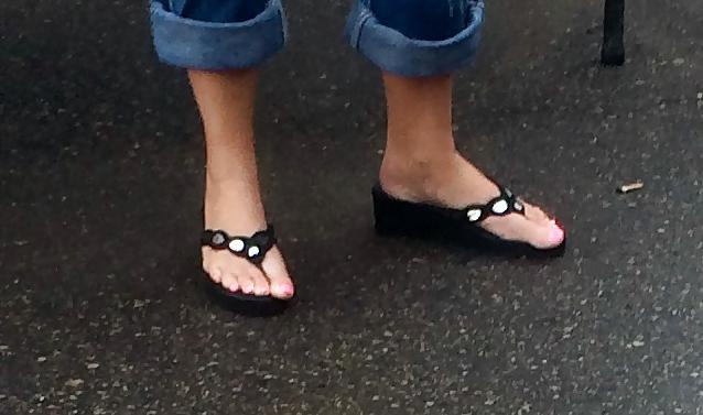 25P Candid feet and toes