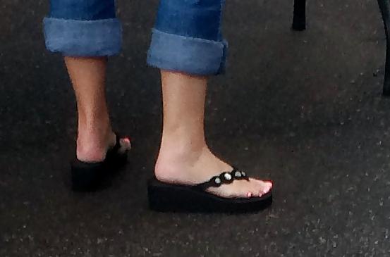 25P Candid feet and toes