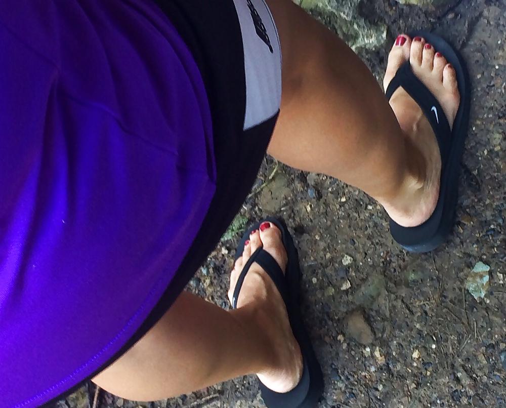 25P Candid feet and toes