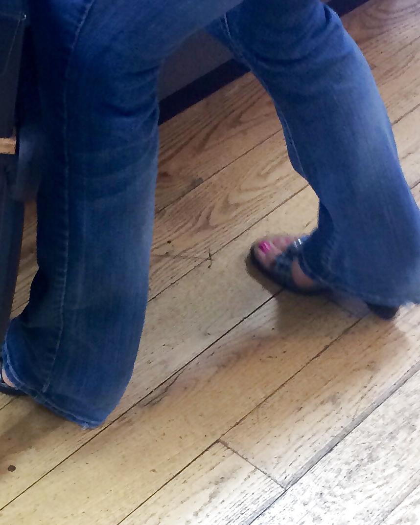25P Candid feet and toes