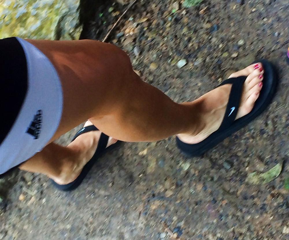 25P Candid feet and toes
