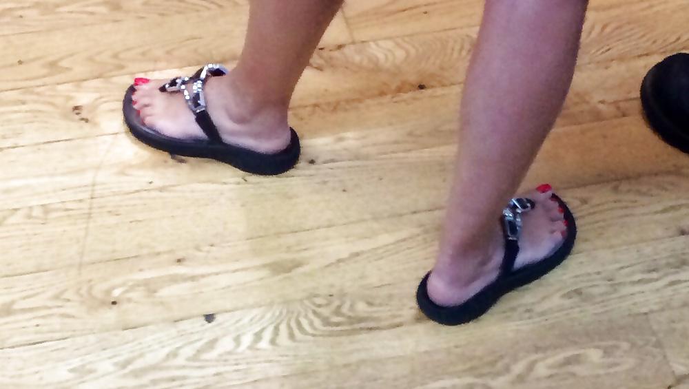 25P Candid feet and toes