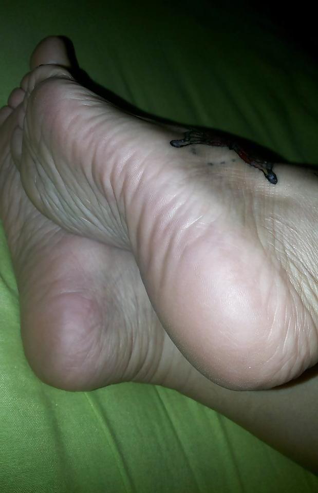 25P Feet Mature
