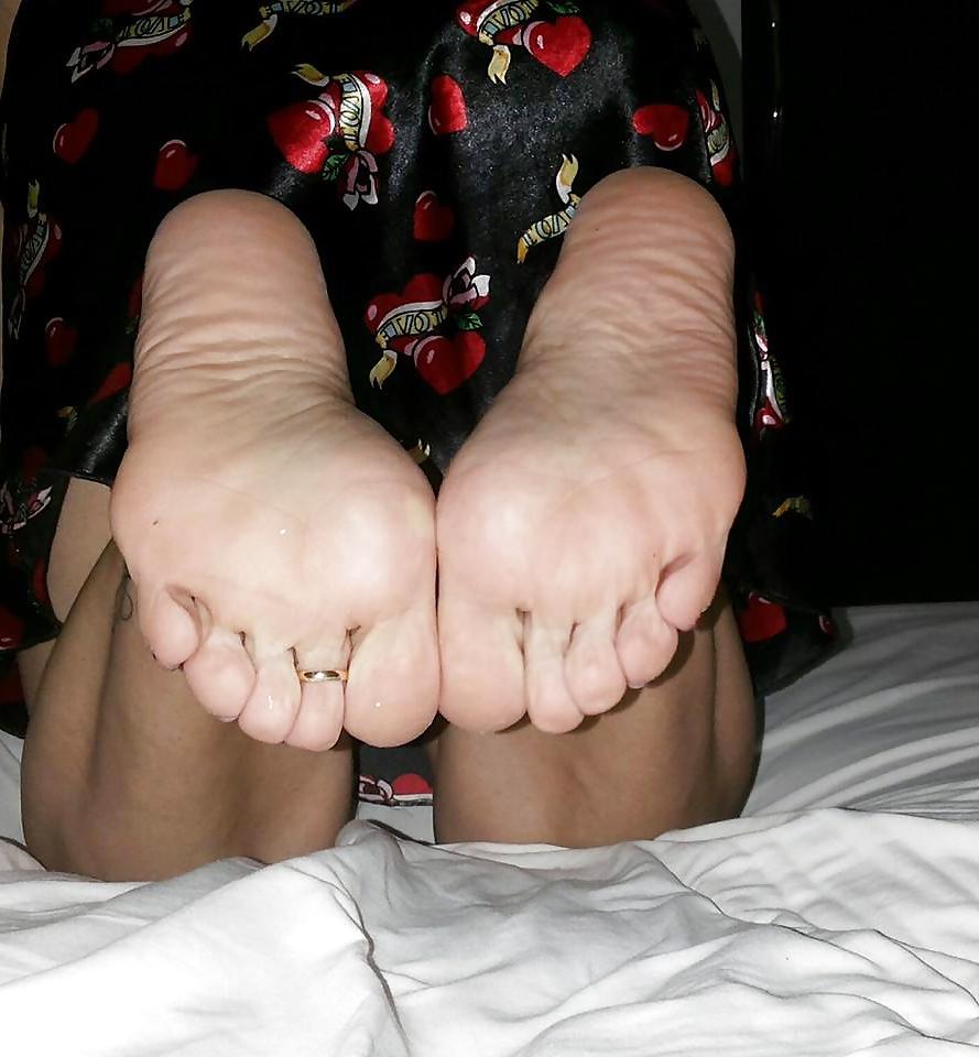 25P Feet Mature