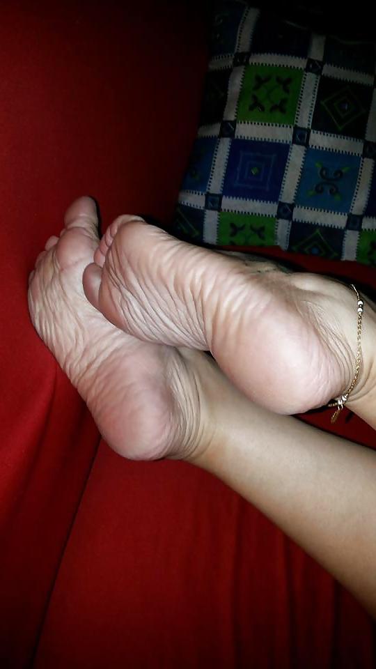25P Feet Mature