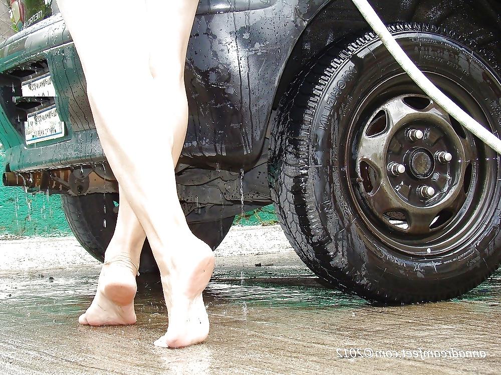 25P Spanish women feet