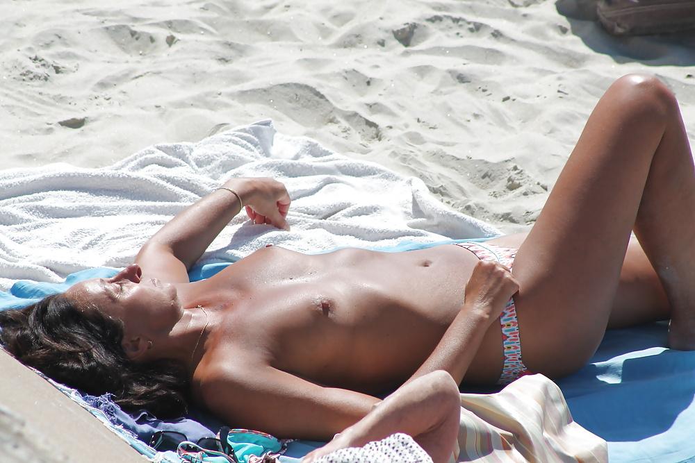 8P Topless beach