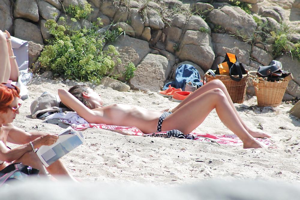 8P Topless beach