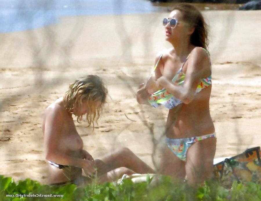 25P Ashley Benson oben ohne am Strand von Hawaii