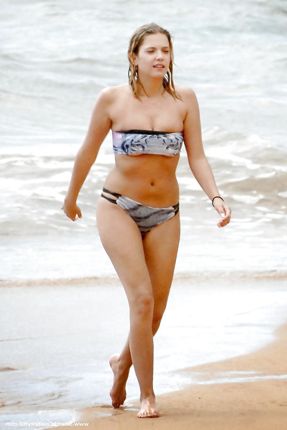 25P Ashley Benson oben ohne am Strand von Hawaii
