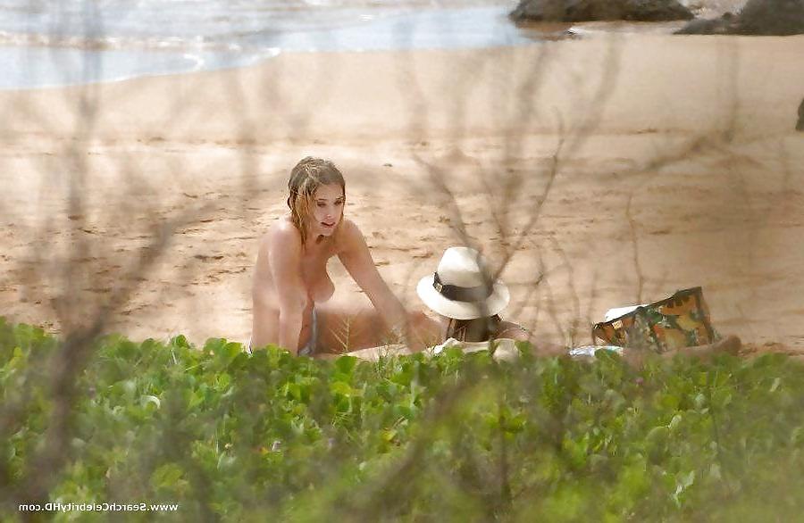 25P Ashley Benson oben ohne am Strand von Hawaii