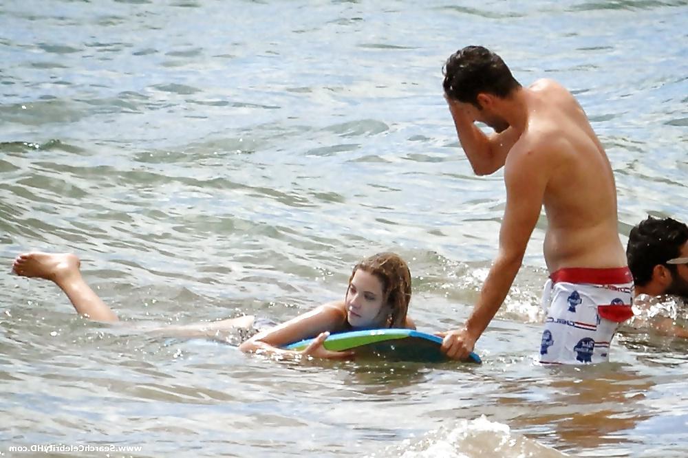 25P Ashley Benson oben ohne am Strand von Hawaii
