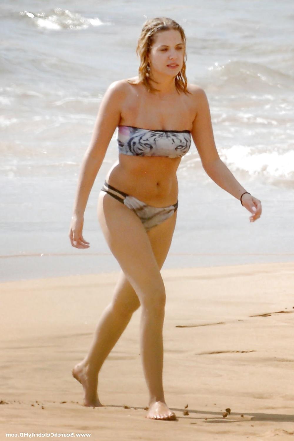 25P Ashley Benson oben ohne am Strand von Hawaii