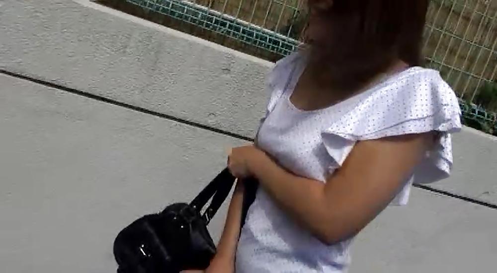25P Japanese girl flashing in public