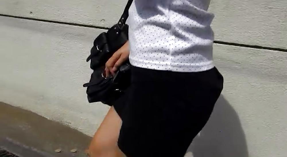25P Japanese girl flashing in public