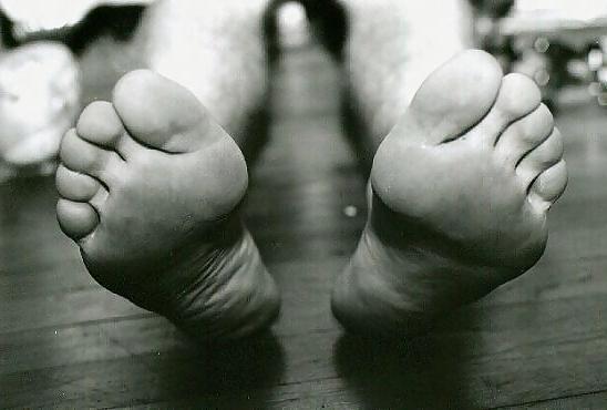 25P B&W ESSAY OF MALE FEET