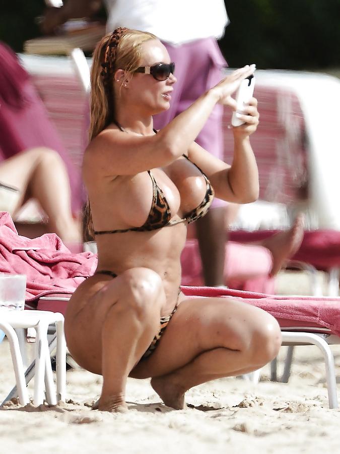 25P Coco showing her big juicy ass !!!