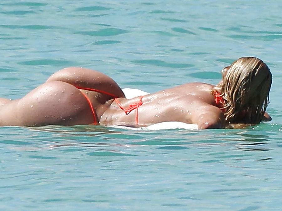 25P Coco showing her big juicy ass !!!