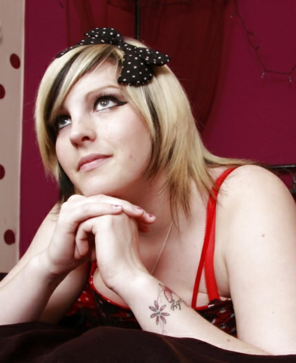 25P Willow Star Busty British Slag