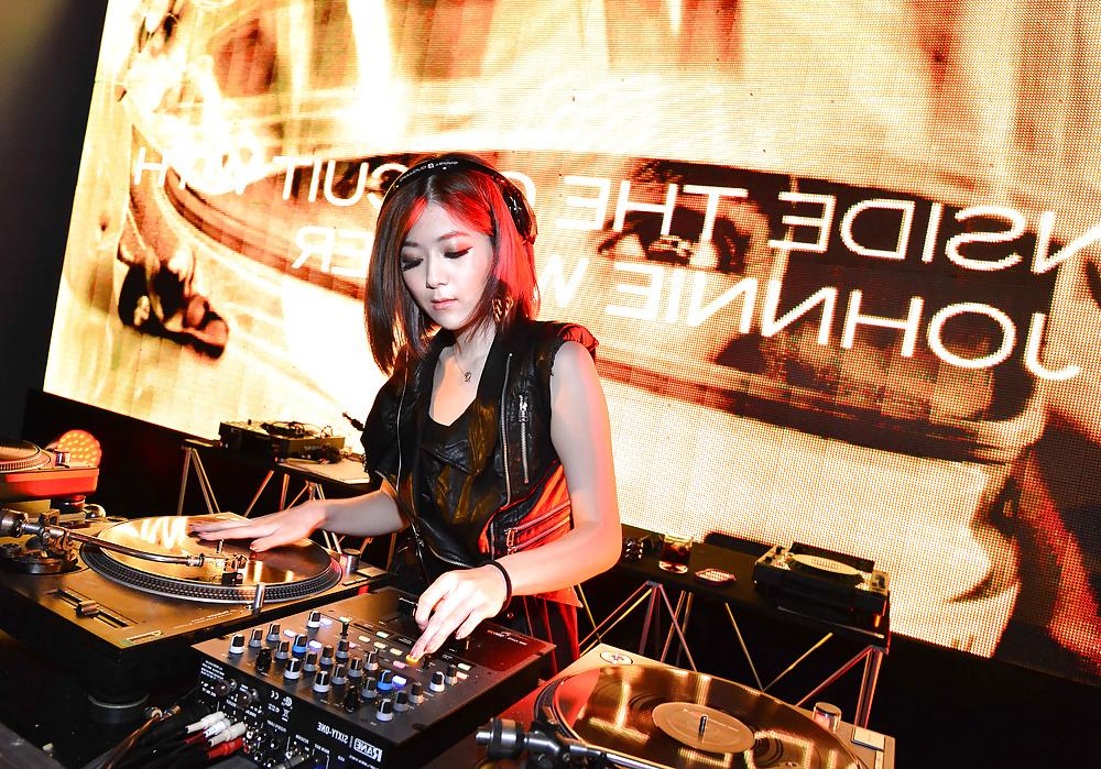 16P Sexy Female DJ's