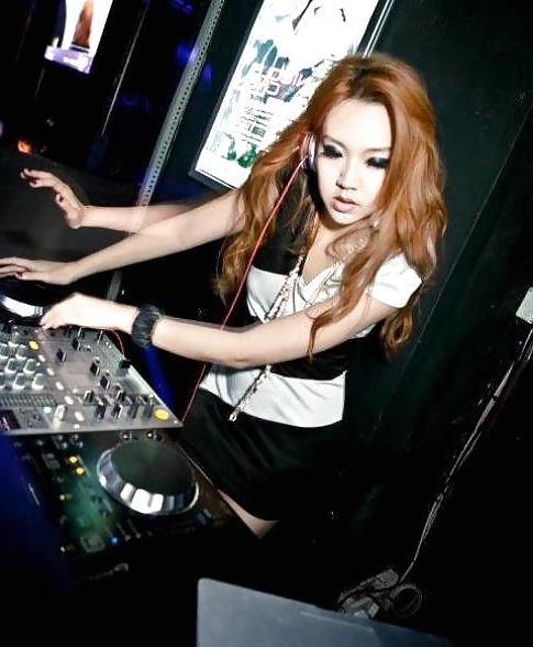 16P Sexy Female DJ's