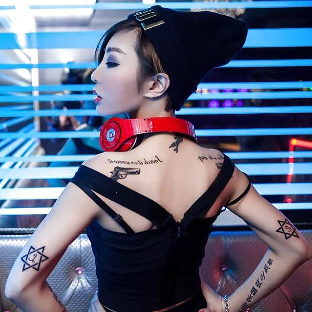 16P Sexy Female DJ's