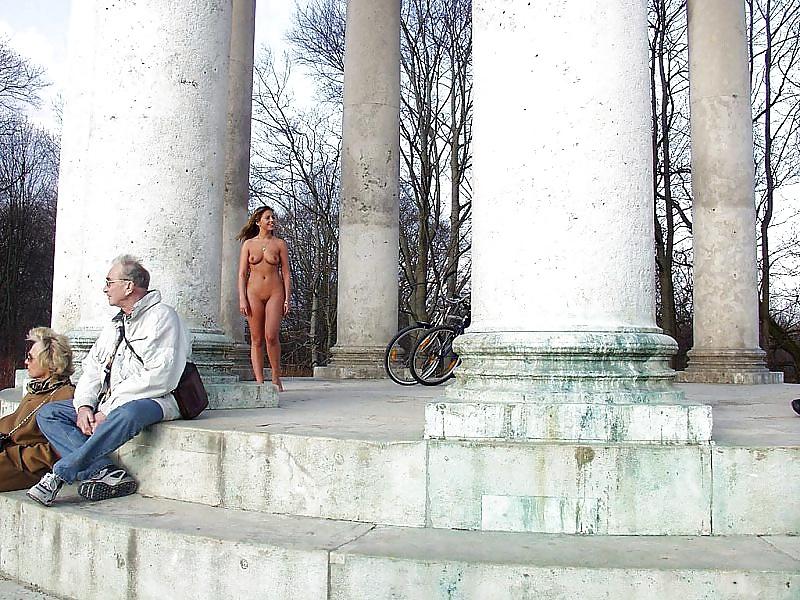 25P Nude train