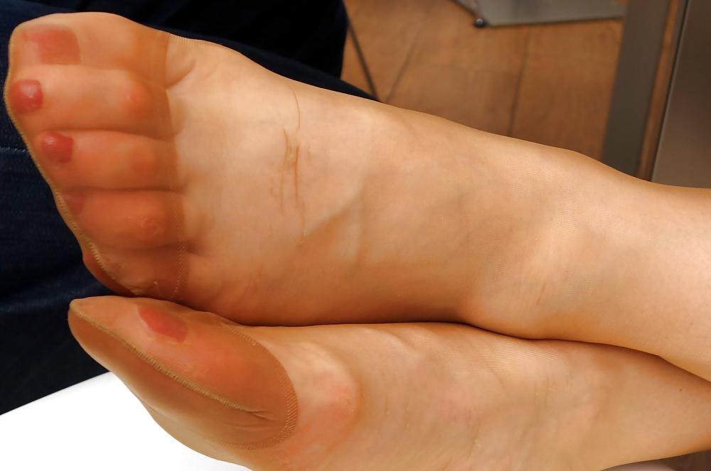 25P Wife's feet in Nylons - Samples 2