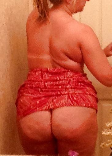 13P Juicy blonde taking selfies
