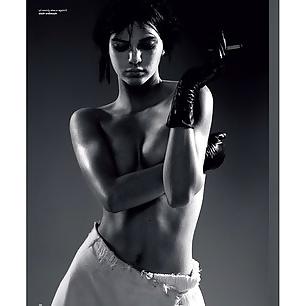 4P Kendall Jenner topless (covered)