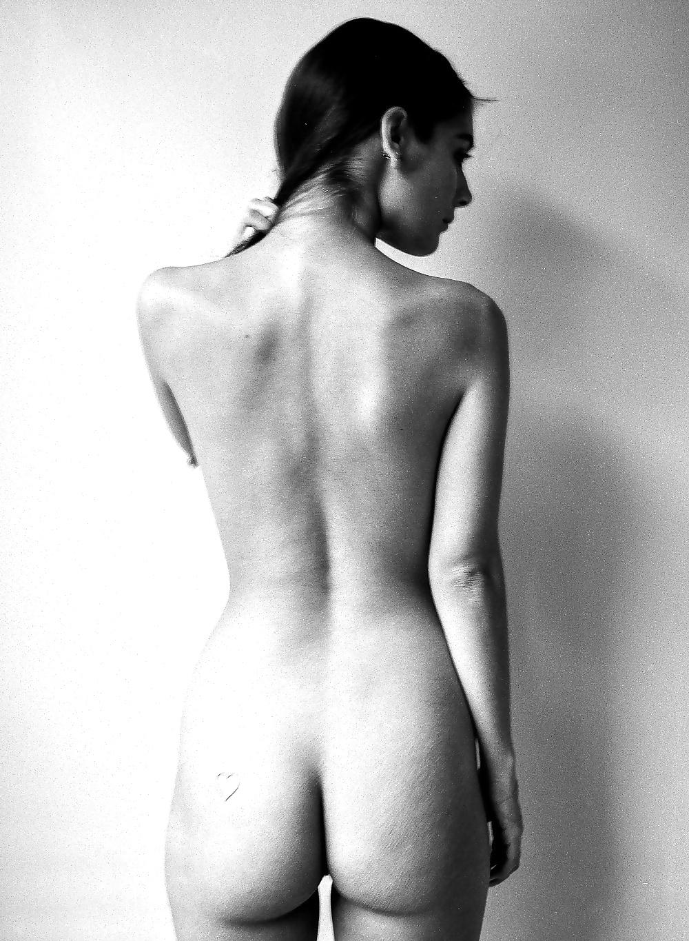 7P Caitlin Stasey from Neighbours topless pic