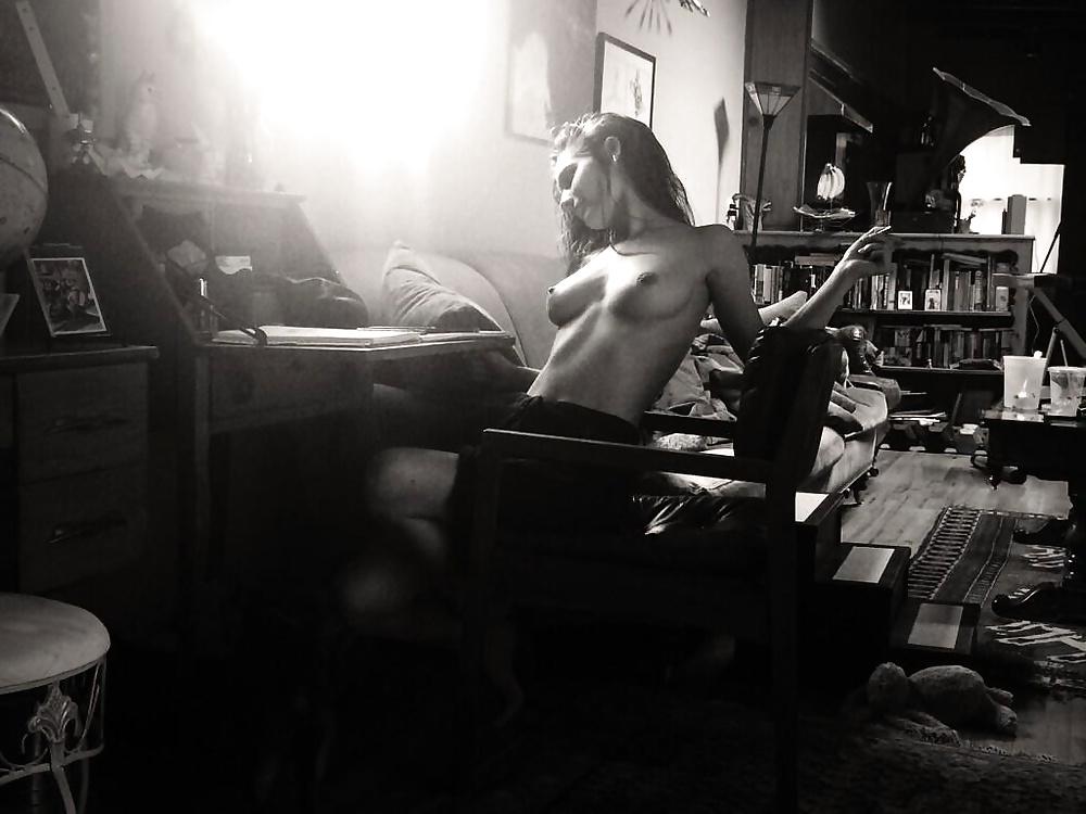 7P Caitlin Stasey from Neighbours topless pic