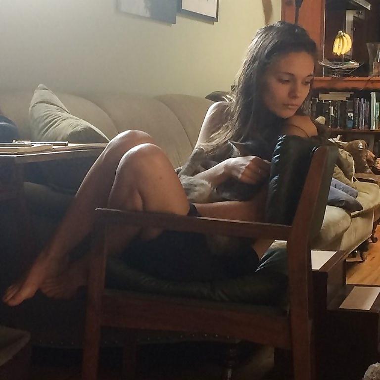 7P Caitlin Stasey from Neighbours topless pic