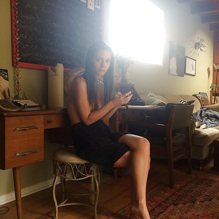 7P Caitlin Stasey from Neighbours topless pic